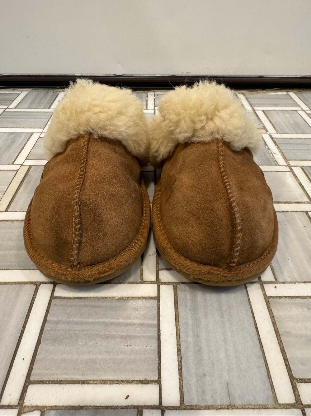 Women’s UGG Scuffette II Slippers – Chestnut – Size 3
